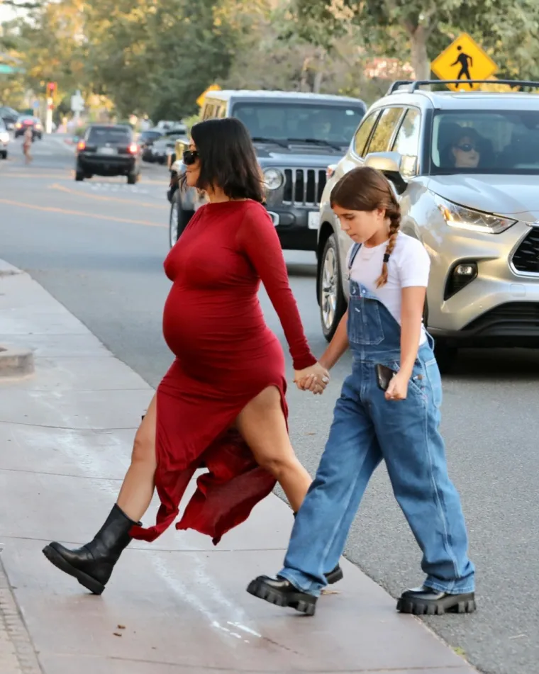 Kourtney Kardashian oduševila trudničkim outfitom: Prošetala s kćerkicom i oduševila paparazze