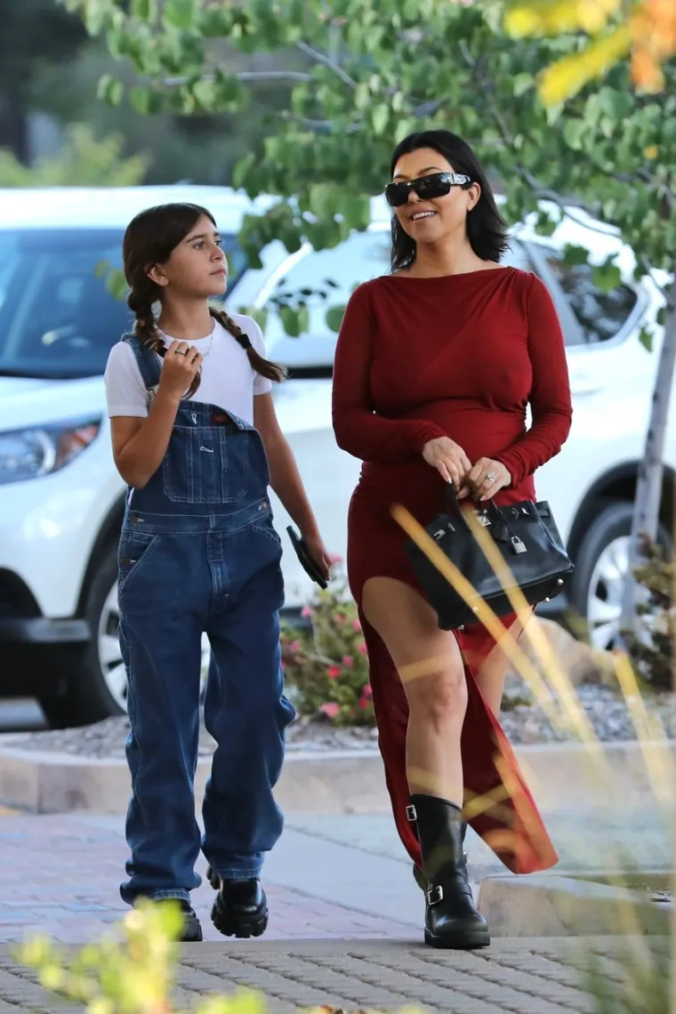 Kourtney Kardashian oduševila trudničkim outfitom: Prošetala s kćerkicom i oduševila paparazze