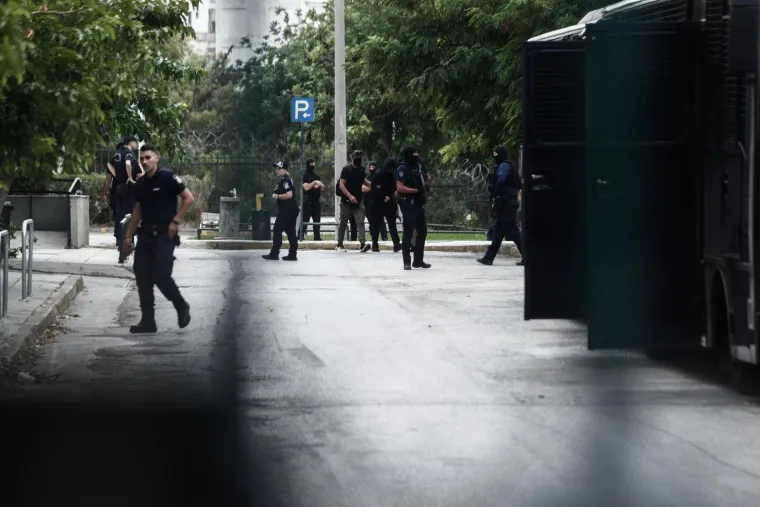 FOTO I posljednja skupina privedenih Hrvata u Ateni izlazi pred sudskog istražitelja