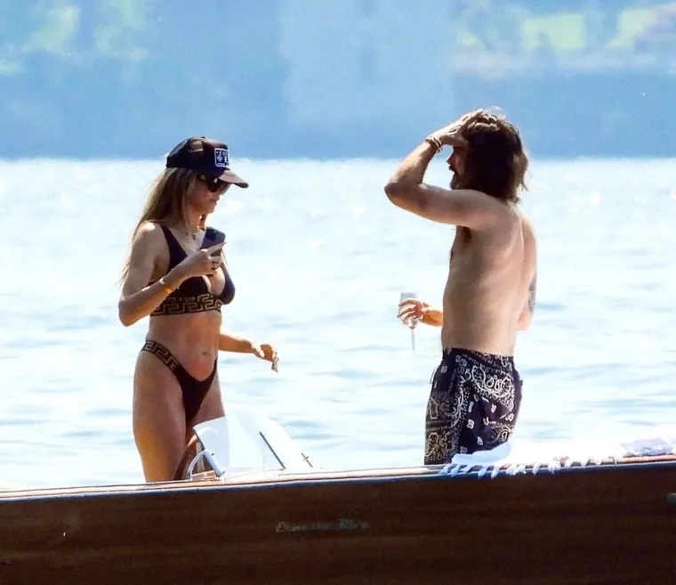 Kad je u lipnju bila na odmoru u Italiji s Kaulitzom (33), Klum je sjela za volan i upravljala brodom u crno-zlatnom Versace bikiniju. 