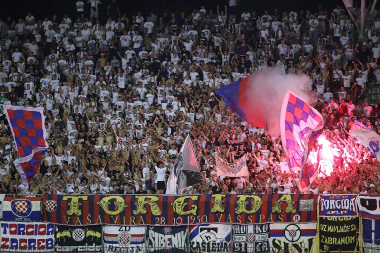 FOTO Torcida podignula transparent u znak podrške Bad Blue Boysima. A onda se oglasio ostatak stadiona...