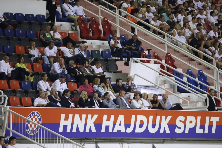 FOTO Torcida podignula transparent u znak podrške Bad Blue Boysima. A onda se oglasio ostatak stadiona...