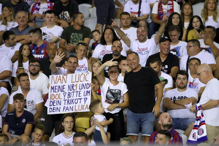 FOTO Torcida podignula transparent u znak podrške Bad Blue Boysima. A onda se oglasio ostatak stadiona...