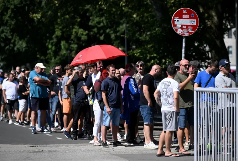 Sjever dolje je već rasprodan, a mnogi navijači danas su pohrili u Maksimir po ulaznicu