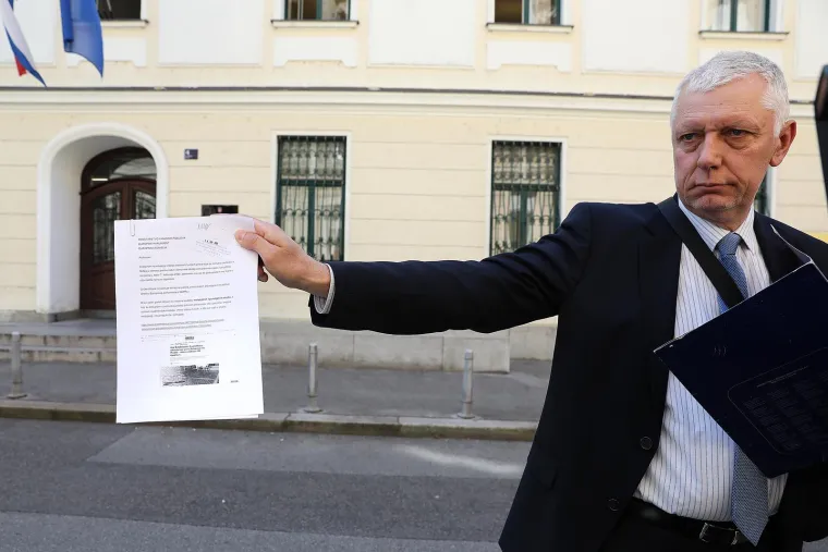 Roditelji uhićenih navijača stigli pred Ministarstvo vanjskih poslova: Posebno su se izdvojile dvije poruke