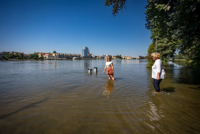 Pogledajte kako su se Ružica i Dunja prošetale kroz poplavljenu promenadu