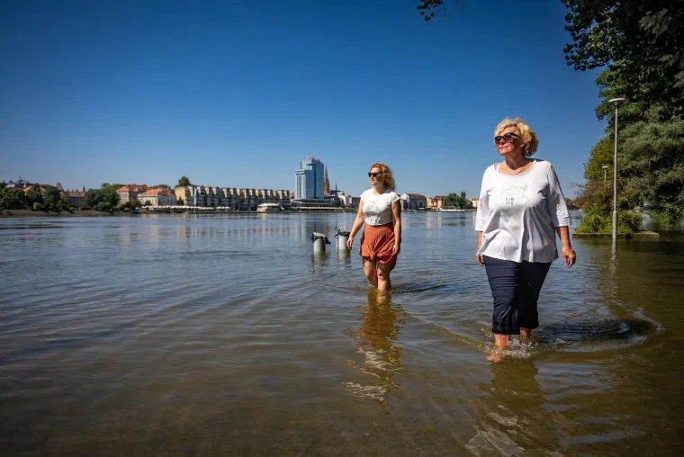 Pogledajte kako su se Ružica i Dunja prošetale kroz poplavljenu promenadu