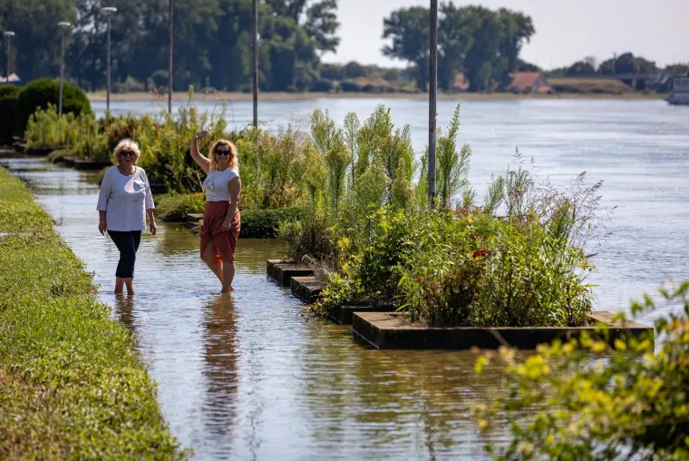 Pogledajte kako su se Ružica i Dunja prošetale kroz poplavljenu promenadu