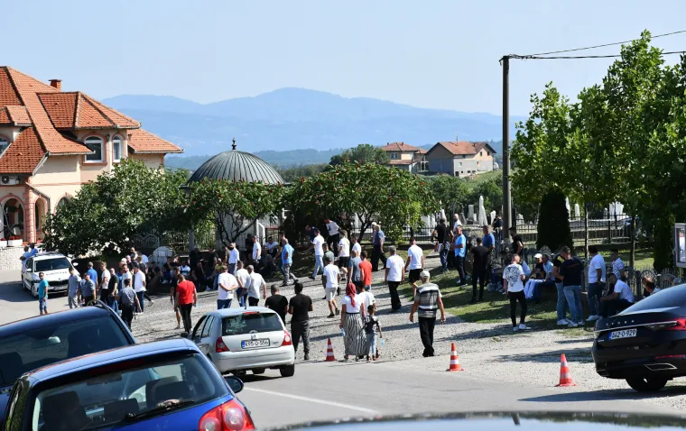 Tuga i bol na posljednjem ispraćaju žrtve monstruma iz Gradačca: Stotine se došle oprostiti od brutalno ubijene Nizame