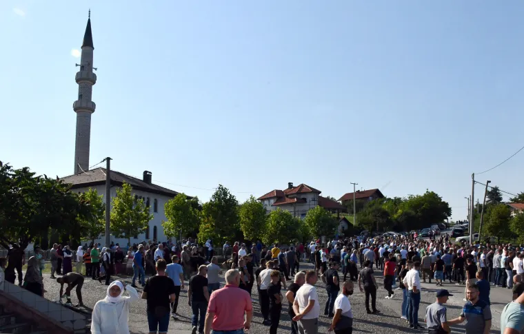 Tuga i bol na posljednjem ispraćaju žrtve monstruma iz Gradačca: Stotine se došle oprostiti od brutalno ubijene Nizame