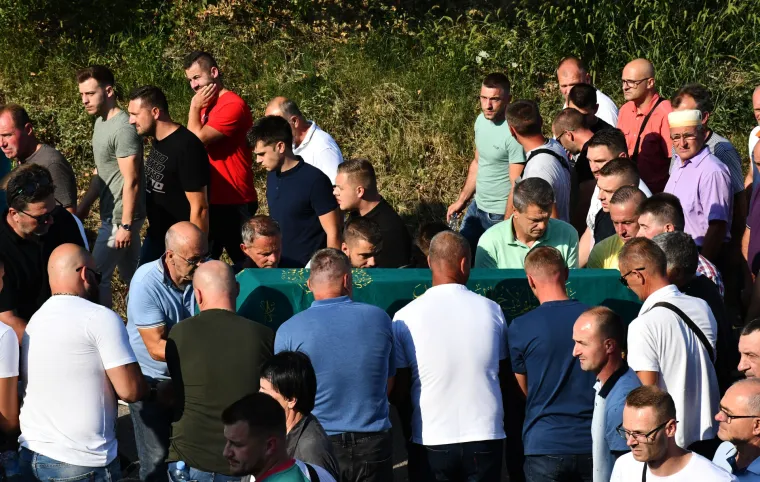 Tuga i bol na posljednjem ispraćaju žrtve monstruma iz Gradačca: Stotine se došle oprostiti od brutalno ubijene Nizame