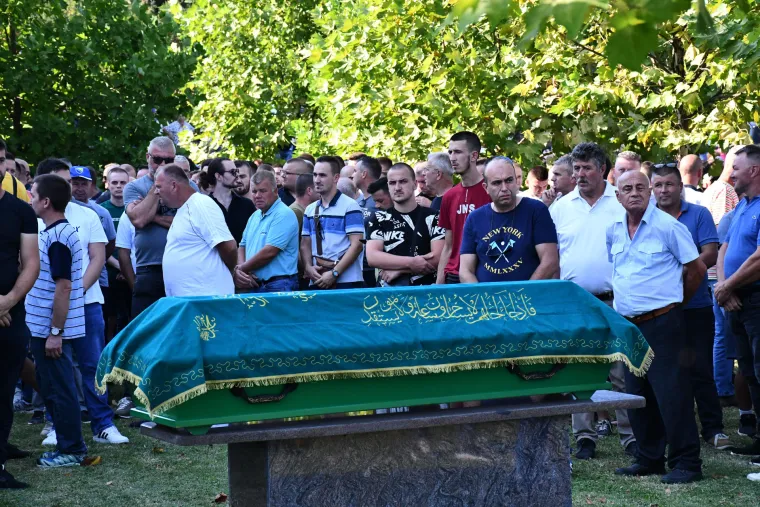 Tuga i bol na posljednjem ispraćaju žrtve monstruma iz Gradačca: Stotine se došle oprostiti od brutalno ubijene Nizame