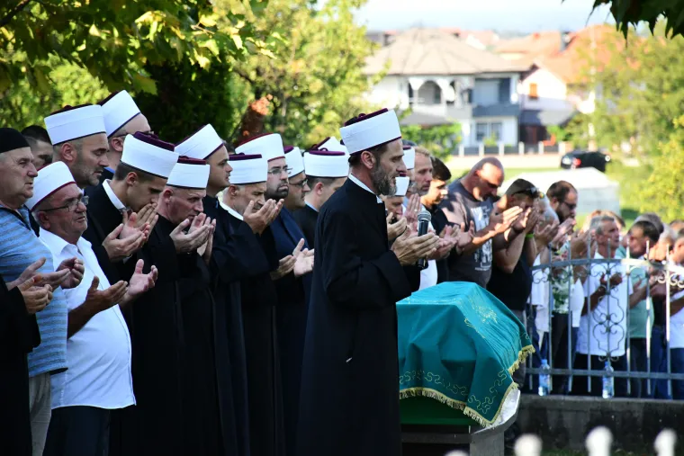 Tuga i bol na posljednjem ispraćaju žrtve monstruma iz Gradačca: Stotine se došle oprostiti od brutalno ubijene Nizame