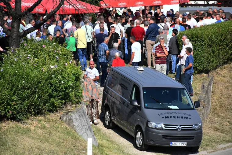 Tuga i bol na posljednjem ispraćaju žrtve monstruma iz Gradačca: Stotine se došle oprostiti od brutalno ubijene Nizame