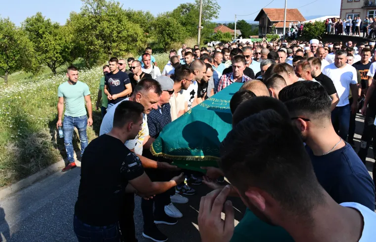 Tuga i bol na posljednjem ispraćaju žrtve monstruma iz Gradačca: Stotine se do&scaron;le oprostiti od brutalno ubijene Nizame
