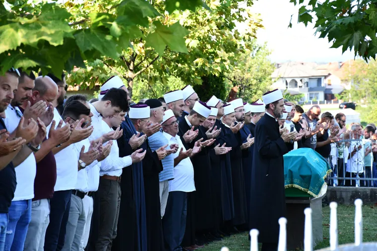 Tuga i bol na posljednjem ispraćaju žrtve monstruma iz Gradačca: Stotine se do&scaron;le oprostiti od brutalno ubijene Nizame