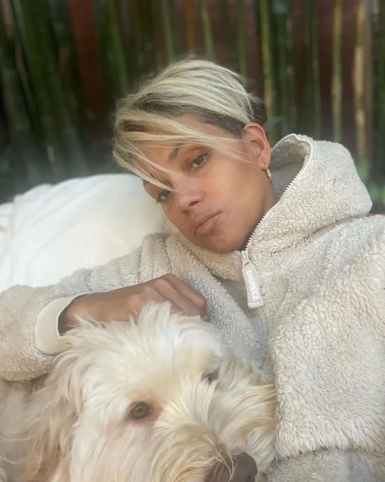 Halle Berry zlostavljao je pijani otac, kalvariju prošla i u sva tri braka, ali s 57 na leđima izgleda bolje no ikad