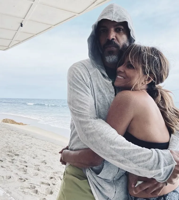 Halle Berry zlostavljao je pijani otac, kalvariju prošla i u sva tri braka, ali s 57 na leđima izgleda bolje no ikad