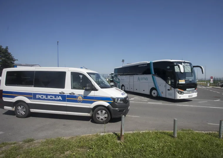 FOTO AEK-ovi igrači predvođeni Vidom stigli u Zagreb. Jake policijske snage prepratili ih do hotela