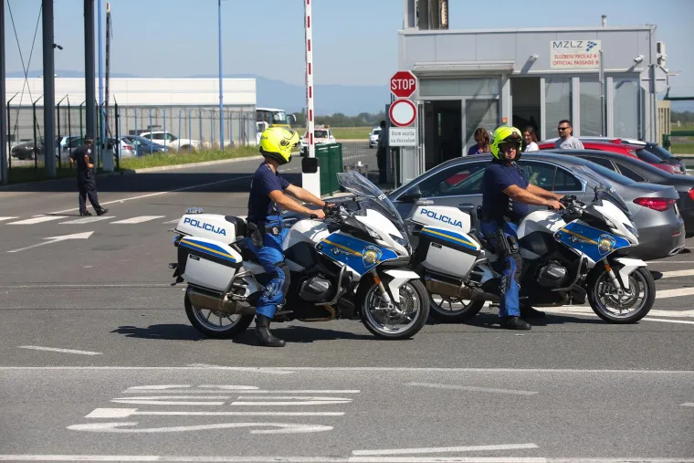 FOTO AEK-ovi igrači predvođeni Vidom stigli u Zagreb. Jake policijske snage prepratili ih do hotela