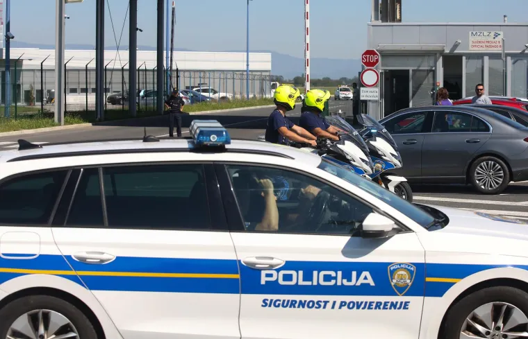 FOTO AEK-ovi igrači predvođeni Vidom stigli u Zagreb. Jake policijske snage prepratili ih do hotela