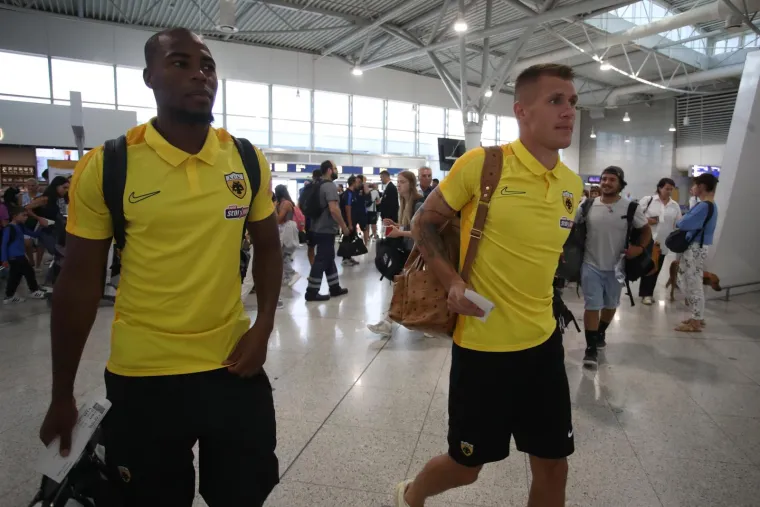 FOTO AEK-ovi igrači predvođeni Vidom stigli u Zagreb. Jake policijske snage prepratili ih do hotela