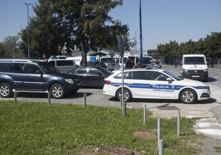 FOTO AEK-ovi igrači predvođeni Vidom stigli u Zagreb. Jake policijske snage prepratili ih do hotela