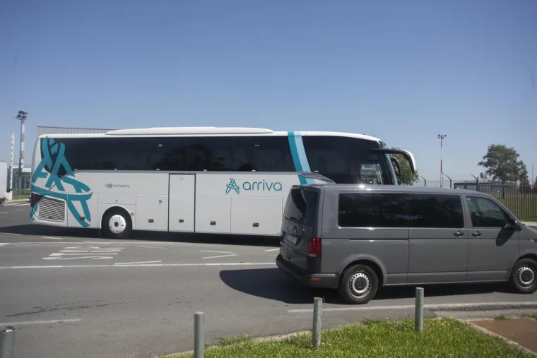 FOTO AEK-ovi igrači predvođeni Vidom stigli u Zagreb. Jake policijske snage prepratili ih do hotela