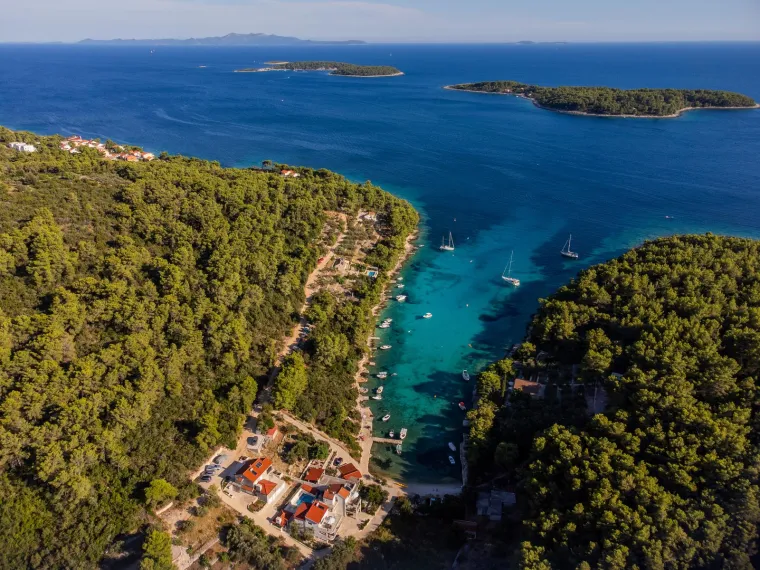 Ovo je skrovita uvala na hrvatskom otoku: More je tirkizno plave boje i pravi je biser za one koji traže mir