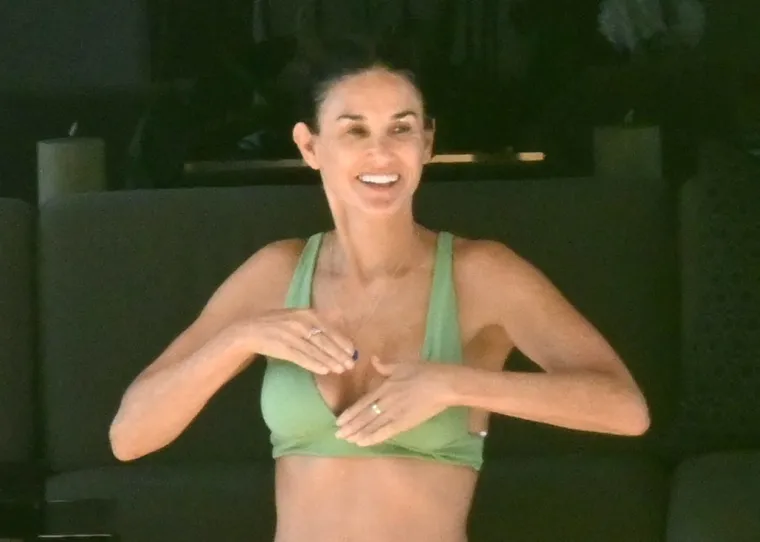 60-godišnja holivudska glumica Demi Moore uživa u odmoru na luksuznoj jahti i istovremeno plovi grčkim otocima. Demi je odjenula prekrasan zeleni dvodijelni kupaći kostim u kojem je pokazala savršeni dekolte, a potom se otišla okupati u moru. Paparazzi su ove fotke jedva dočekali, a bome i fanovi glumice koja čini se ne može ostarjeti.