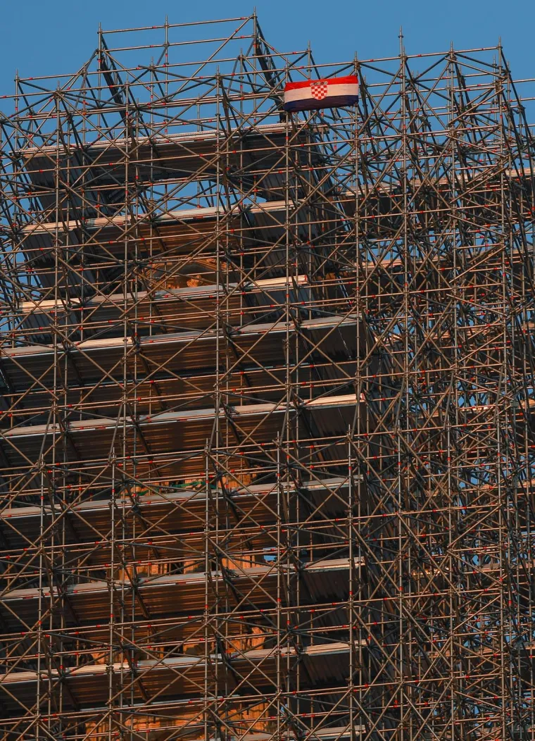 Zagrebačka katedrala 'okovana' je skelama, a pojavila se i hrvatska zastava: Pogledajte kako sada izgleda