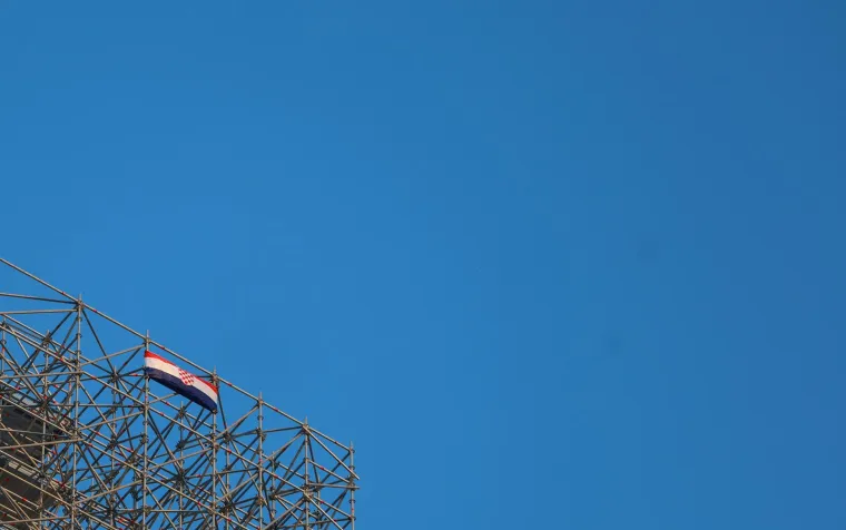 Zagrebačka katedrala 'okovana' je skelama, a pojavila se i hrvatska zastava: Pogledajte kako sada izgleda