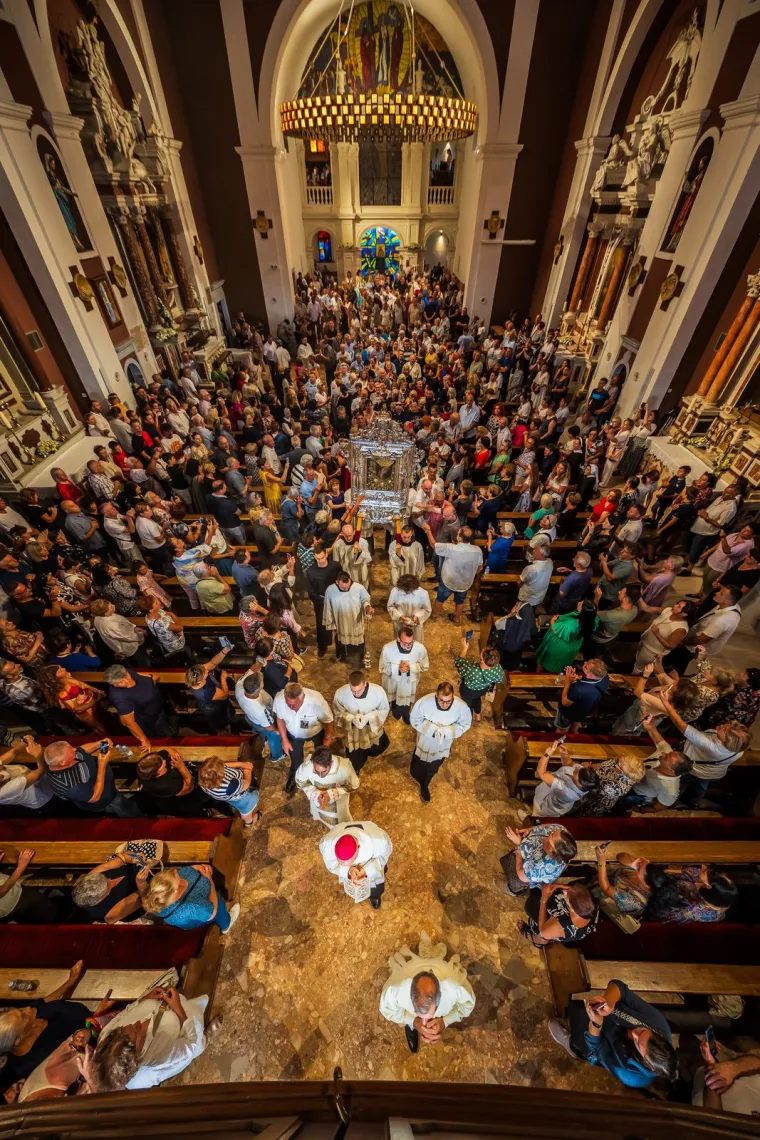 Svečano i skru&scaron;eno u Sinju! Tisuće ljudi okupilo se na proslavi blagdana Velike Gospe