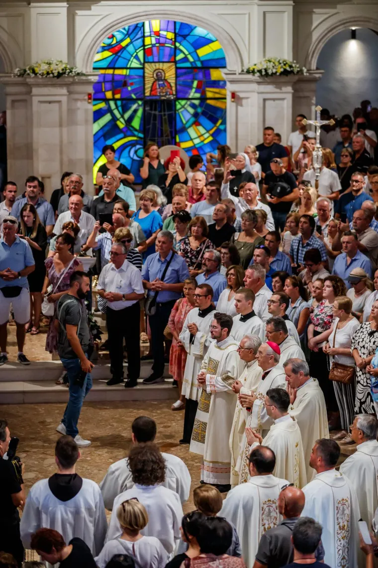 Svečano i skru&scaron;eno u Sinju! Tisuće ljudi okupilo se na proslavi blagdana Velike Gospe