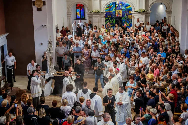 Svečano i skru&scaron;eno u Sinju! Tisuće ljudi okupilo se na proslavi blagdana Velike Gospe
