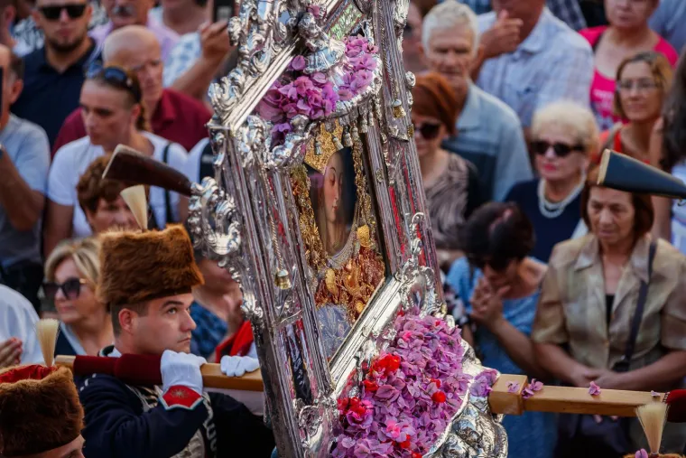 Svečano i skru&scaron;eno u Sinju! Tisuće ljudi okupilo se na proslavi blagdana Velike Gospe