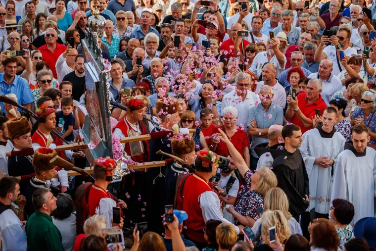 Svečano i skru&scaron;eno u Sinju! Tisuće ljudi okupilo se na proslavi blagdana Velike Gospe