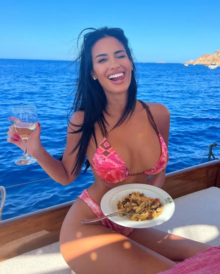 Ona zna uživati u životu: Uzela ga je u ruke i pokazala svima kako se to radi, a zatim zavodljivo namigivala uz iće i piće