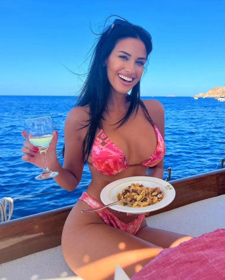 Ona zna uživati u životu: Uzela ga je u ruke i pokazala svima kako se to radi, a zatim zavodljivo namigivala uz iće i piće