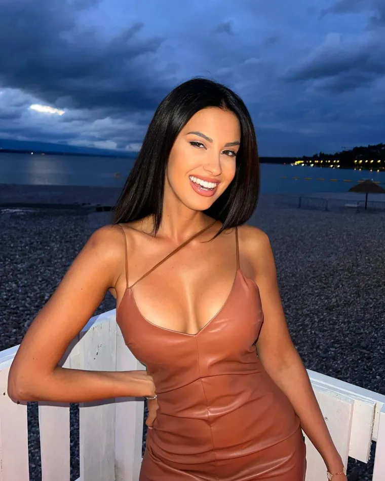 Ona zna uživati u životu: Uzela ga je u ruke i pokazala svima kako se to radi, a zatim zavodljivo namigivala uz iće i piće