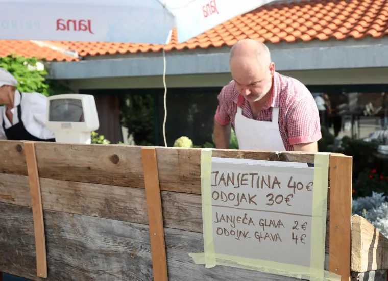 Janjetina za 40 eura, velike gužve i brojni suveniri. Ovako se u Vrpolju slavi Velika Gospa