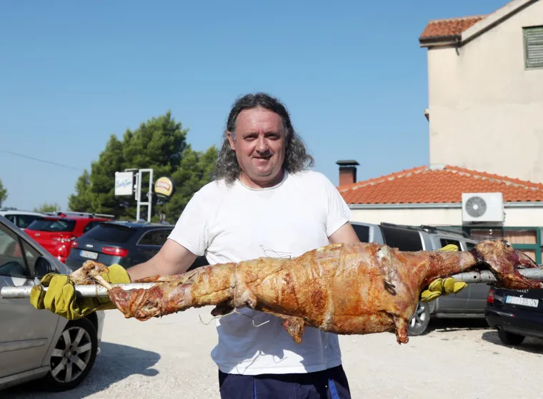 Janjetina za 40 eura, velike gužve i brojni suveniri. Ovako se u Vrpolju slavi Velika Gospa