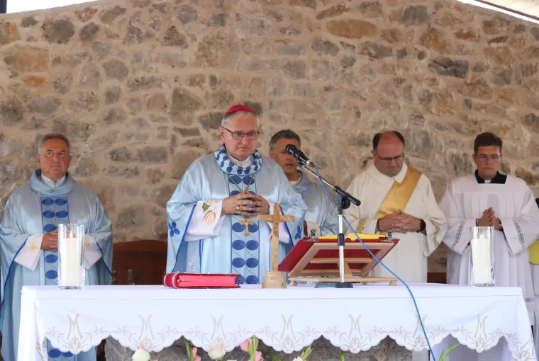 Janjetina za 40 eura, velike gužve i brojni suveniri. Ovako se u Vrpolju slavi Velika Gospa