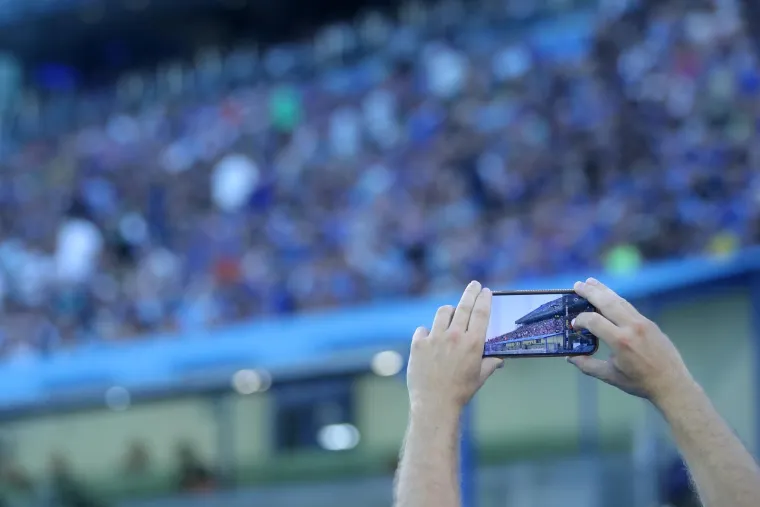 Na utakmici Dinama i AEK-a pojavile su se poznate face, a znate li u čijem je dru&scaron;tvu snimljen Dario &Scaron;imić?