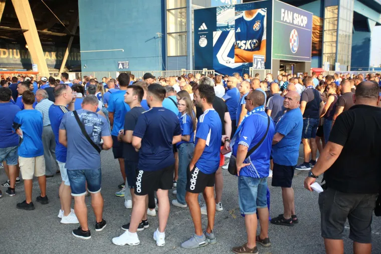 Na utakmici Dinama i AEK-a pojavile su se poznate face, a znate li u čijem je dru&scaron;tvu snimljen Dario &Scaron;imić?