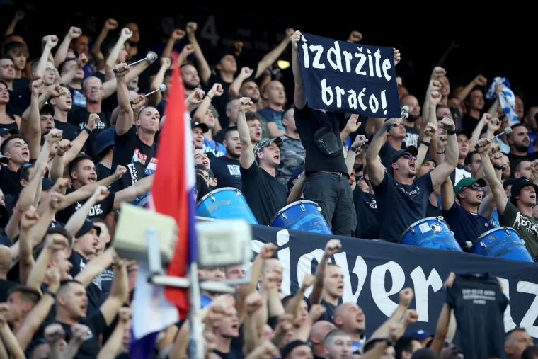 Na utakmici Dinama i AEK-a pojavile su se poznate face, a znate li u čijem je društvu Dario Šimić?