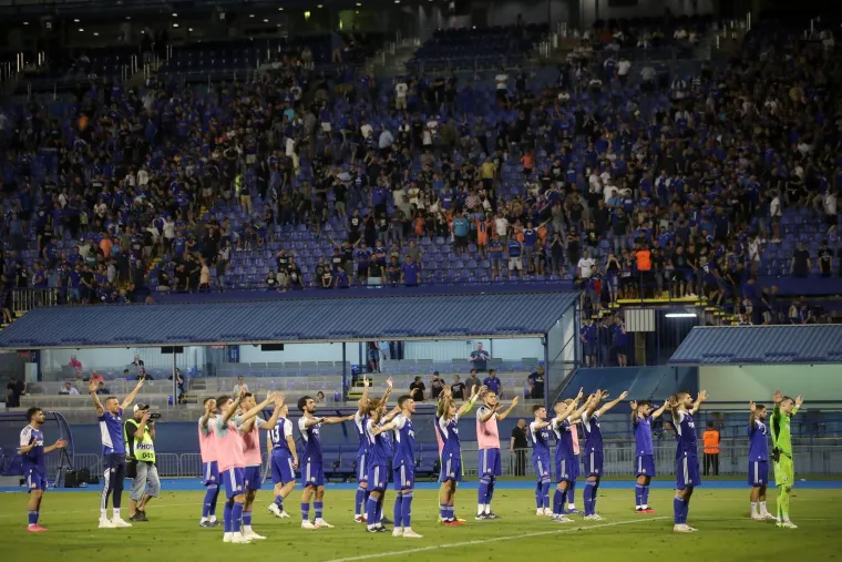 Igrači Dinama su nakon poraza od AEK-a do&scaron;li pred sjevernu tribine: Boysi su imali kratku, ali glasnu poruku