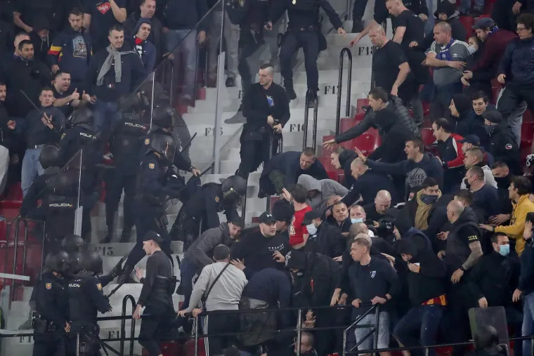 Igrači Dinama su nakon poraza od AEK-a do&scaron;li pred sjevernu tribine: Boysi su imali kratku, ali glasnu poruku