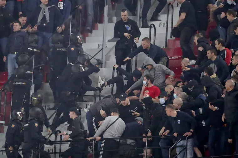 Igrači Dinama su nakon poraza od AEK-a do&scaron;li pred sjevernu tribine: Boysi su imali kratku, ali glasnu poruku