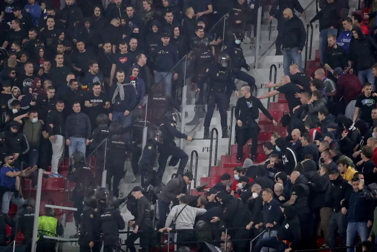 Igrači Dinama su nakon poraza od AEK-a do&scaron;li pred sjevernu tribine: Boysi su imali kratku, ali glasnu poruku